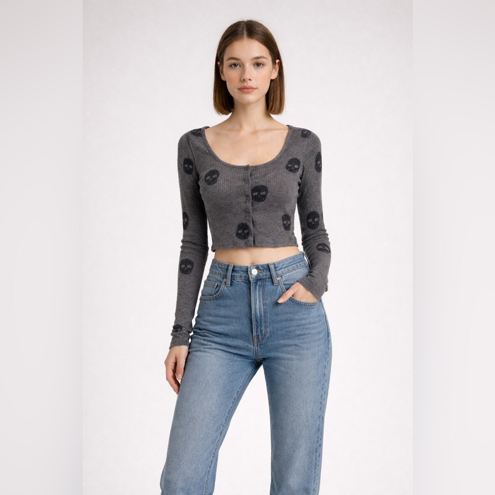 Cozie grey XS button up top with dark grey skulls